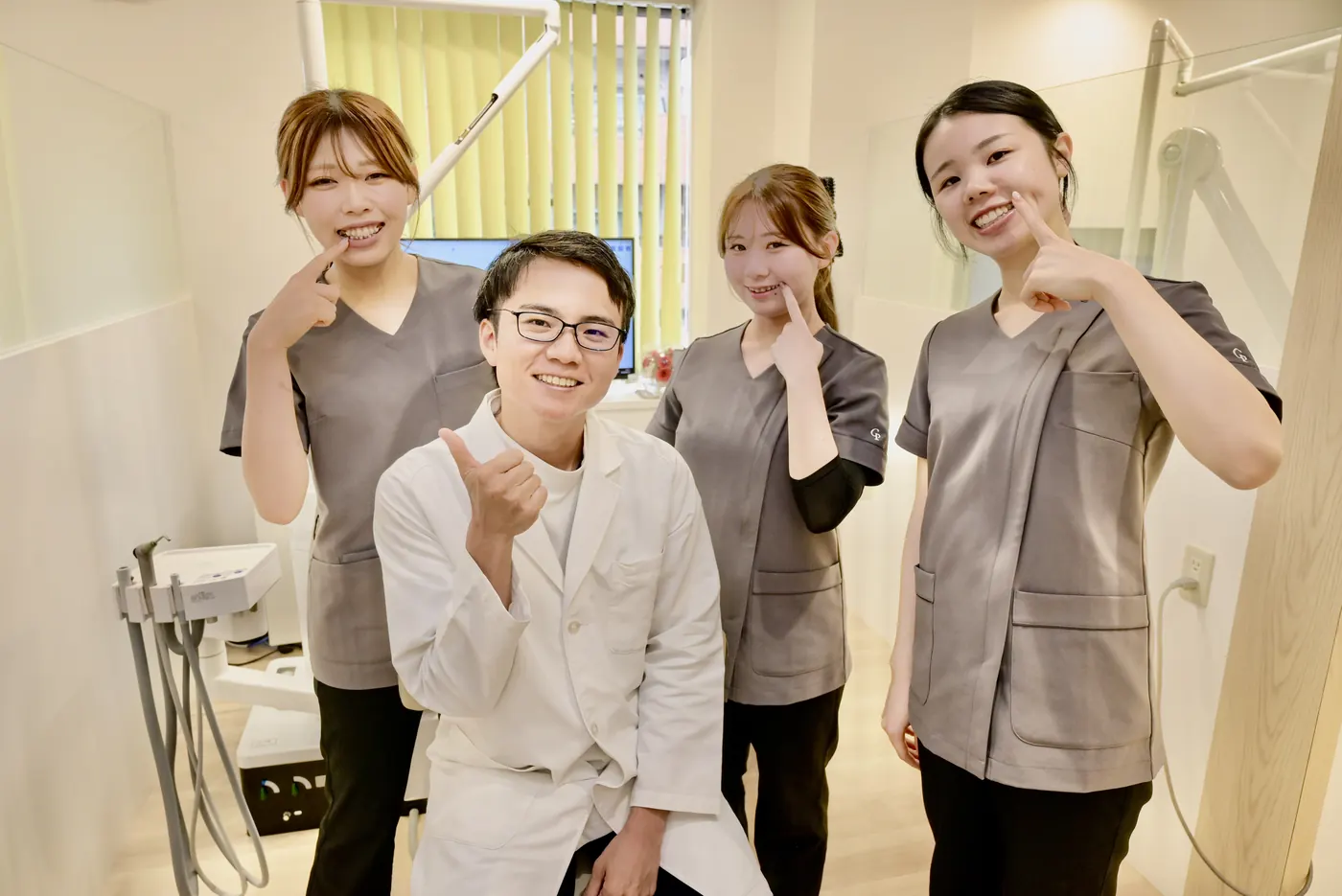 笑顔の歯科医師と歯科衛生士たち