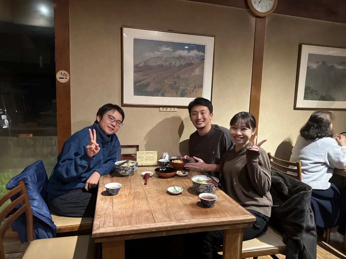 お店で食事を楽しむスタッフ