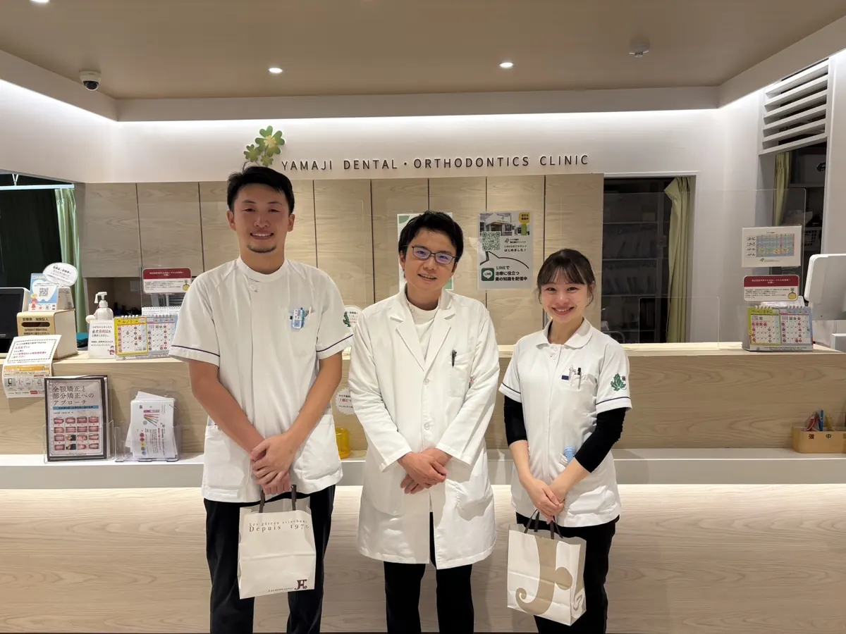 受付で記念撮影をする歯科医師たち