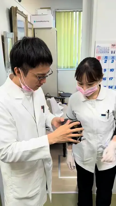 院長が模型を使って教える様子